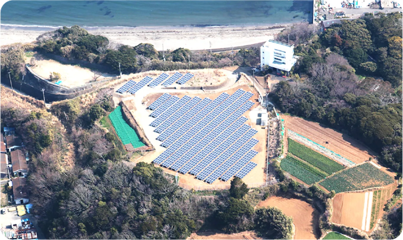 写真:神奈川県三浦市の区有地に設置された太陽光パネル